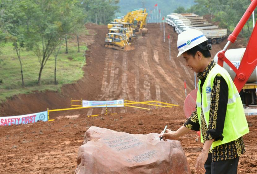 Presiden Joko Widodo (Jokowi) meneken tanda tangan saat groundbreaking Kereta Cepat Jakarta-Bandung tanpa APBN di Perkebunan Maswati, Kecamatan Cikalong Wetan, Kabupaten Bandung Barat, Jawa Barat, pada 21 Januari 2016.