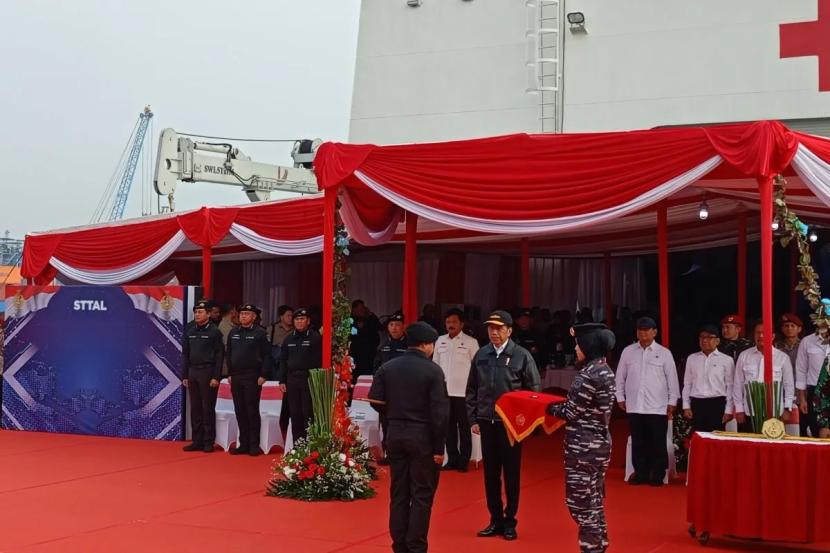 Presiden Joko Widodo (Jokowi) menerima Brevet Hiu Kencana di Markas Kolinlamil, Tanjung Priok, Jakarta Utara, Sabtu (28/9/2024).