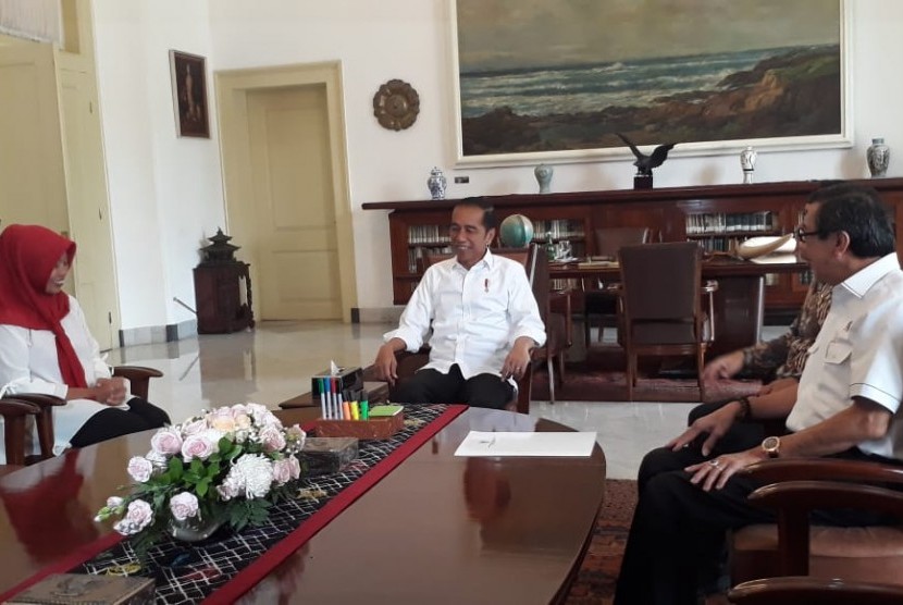 Presiden Joko Widodo (Jokowi) menerima kunjungan Baiq Nuril di Istana Kepresidenan Bogor, Jawa Barat, Jumat (2/8). Dalam kesempatan ini, Presiden juga menyerahkan Keputusan Presiden mengenai pemberian amnesti untuk Baiq Nuril. 