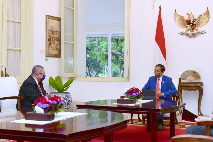 Presiden Joko Widodo (Jokowi) menerima kunjungan kehormatan Menteri Luar Negeri Malaysia Dato’ Saifuddin Abdullah di Istana Merdeka Senin (18/10).