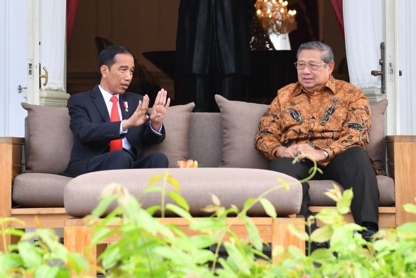 Presiden Joko Widodo (Jokowi) menerima kunjungan Presiden keenam Susilo Bambang Yudhoyono (SBY) di Istana Merdeka, Jakarta, Jumat (27/10) 