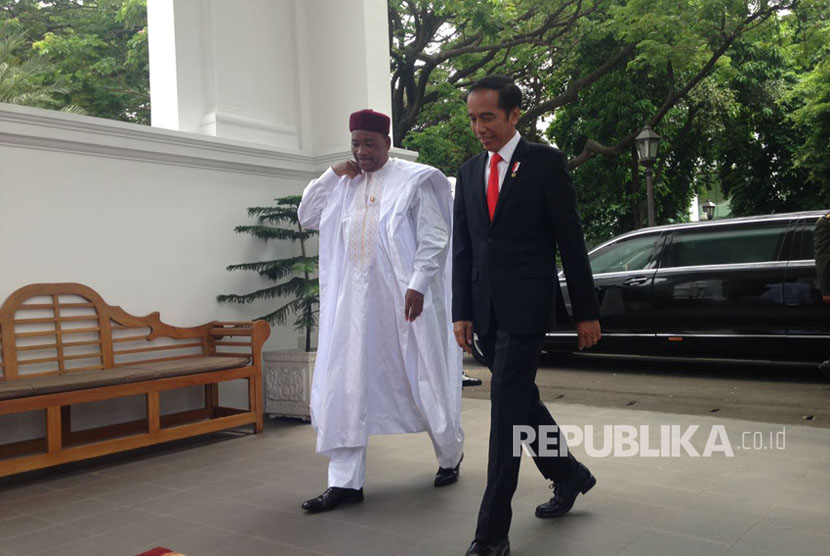Presiden Joko Widodo (Jokowi) menerima kunjungan Presiden Republik Niger Mohamadou Issoufou di Istana Presiden, Jakarta, Senin (16/10). 