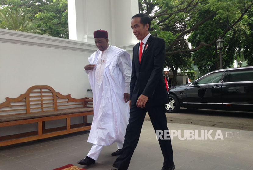 Presiden Joko Widodo (Jokowi) menerima kunjungan Presiden Republik Niger Mohamadou Issoufou di Istana Presiden, Jakarta, Senin (16/10). 