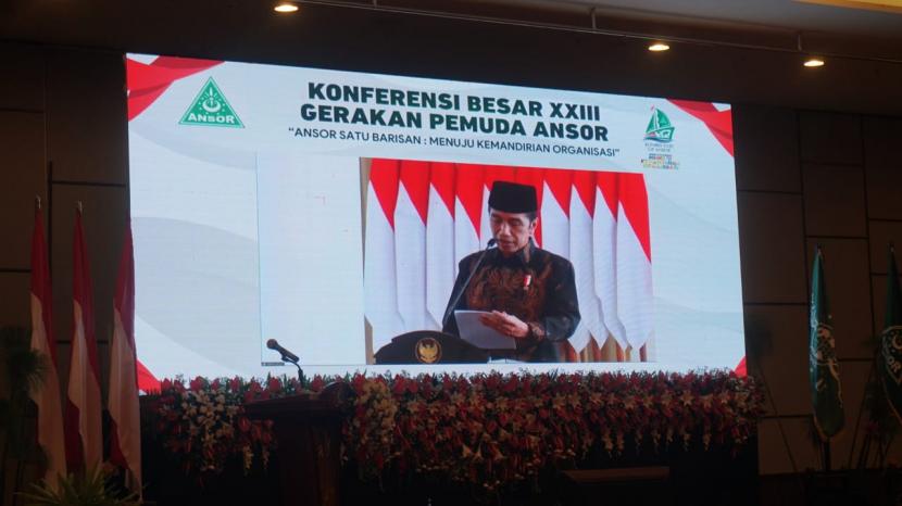Presiden Joko Widodo (Jokowi) mengajak kader Ansor bahu-membahu bersama pemerintah mengatasi pandemi Covid-19. 