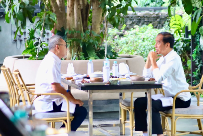 Presiden Joko Widodo (Jokowi) mengajak Ketum PAN Zulkifli Hasan (Zulhas) makan siang. Saat makan siang bersama, Zulhas diskusi soal kampanye PAN dengan Jokowi.