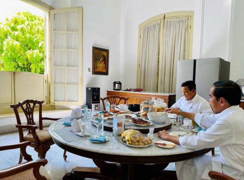 Presiden Joko Widodo (Jokowi) mengajak makan Menteri Pertahanan (Menhan) Prabowo Subainto di Istana Bogor, beberapa waktu lalu.
