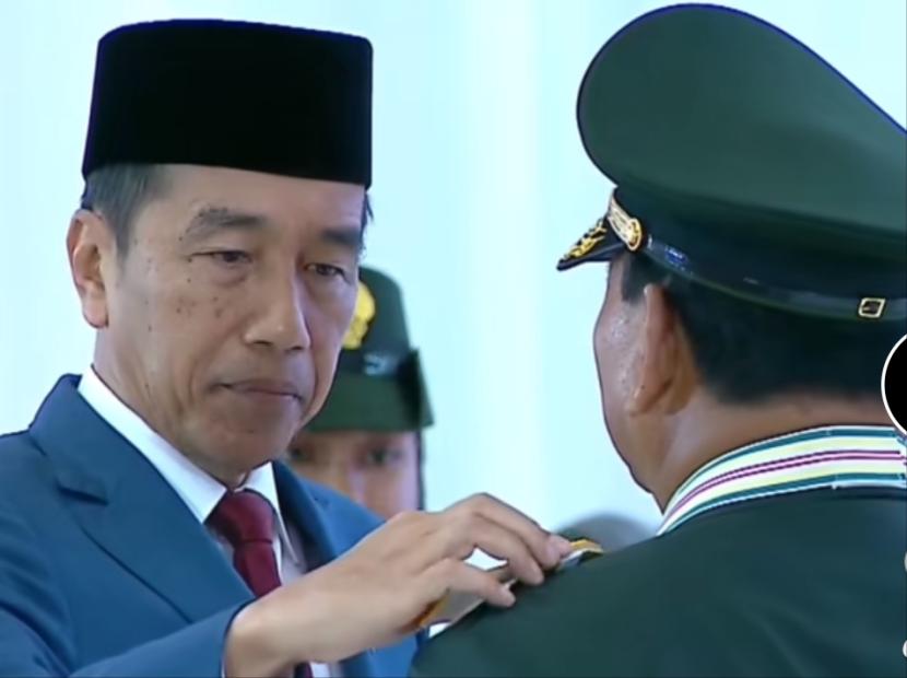 Presiden Joko Widodo (Jokowi) menganugerahkan kenaikan pangkat kehormatan kepada Menhan Prabowo Subianto menjadi jenderal kehormatan di Mabes TNI, Cilangkap, Jakarta Timur, Rabu (28/2/2024).