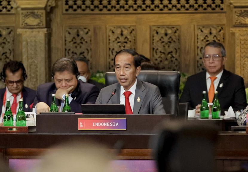 Presiden Joko Widodo (tengah). Presiden Jokowi melantik Laksamana TNI Muhammad Ali sebagai Kasal gantikan Yudo.