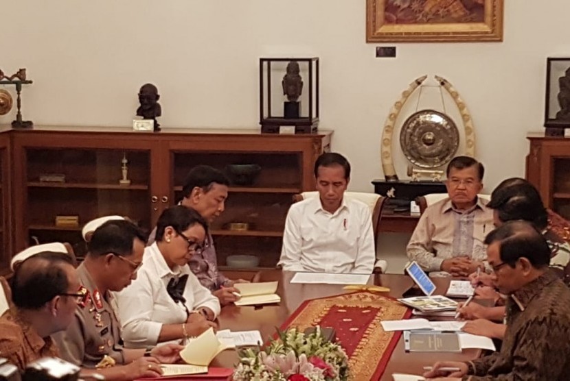 Presiden Joko Widodo (Jokowi) menggelar rapat terbatas membahas mengenai perkembangan situasi di Papua. Ratas digelar di Istana Merdeka, Jakarta, Jumat (30/8). 