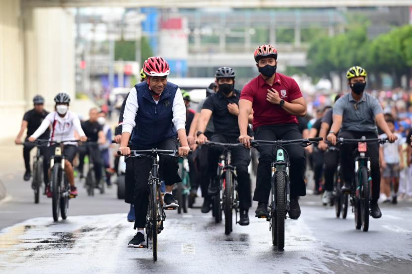 Presiden Joko Widodo (Jokowi) menghabiskan waktu paginya dengan bersepeda di kawasan hari bebas kendaraan bermotor atau car free day (CFD) Sudirman-Thamrin, Jakarta, Ahad (15/1). 
