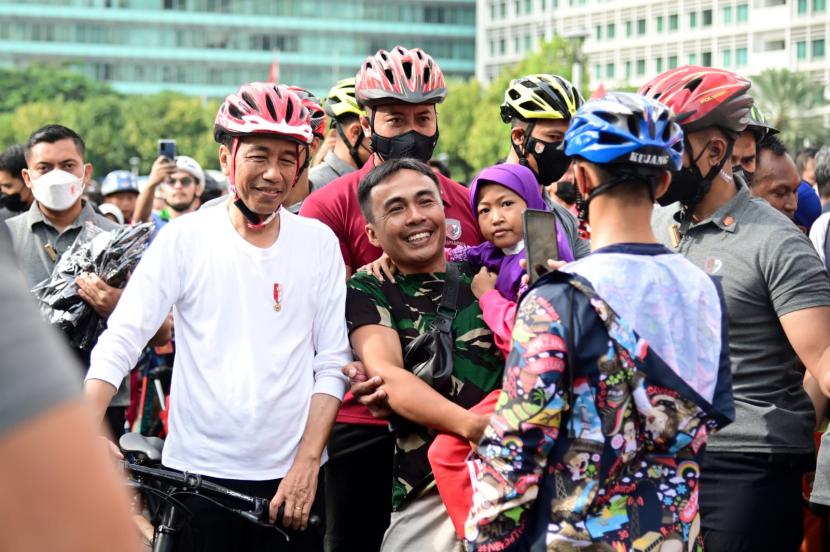 Presiden Joko Widodo (Jokowi) menghabiskan waktu paginya dengan bersepeda di kawasan hari bebas kendaraan bermotor atau car free day (CFD) Sudirman-Thamrin, Jakarta, Ahad (15/1). 
