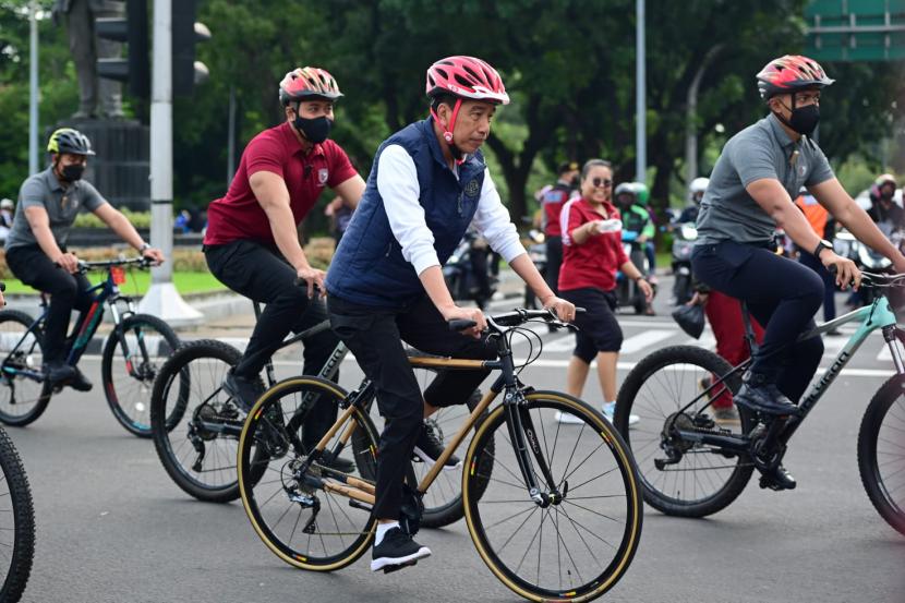 Presiden Joko Widodo (Jokowi) bersepeda di Jakarta, akhir pekan lalu. Presiden RI Joko Widodo (Jokowi) membagi-bagikan sepeda kepada masyarakat saat meresmikan Bendungan Kuwil Kawangkoan, Kabupaten Minahasa Utara, Sulawesi Utara, Kamis (19/1/2023).