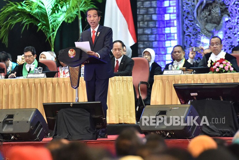Presiden Joko Widodo (Jokowi) menghadiri Dies Natalis UGM, Selasa (19/12). 