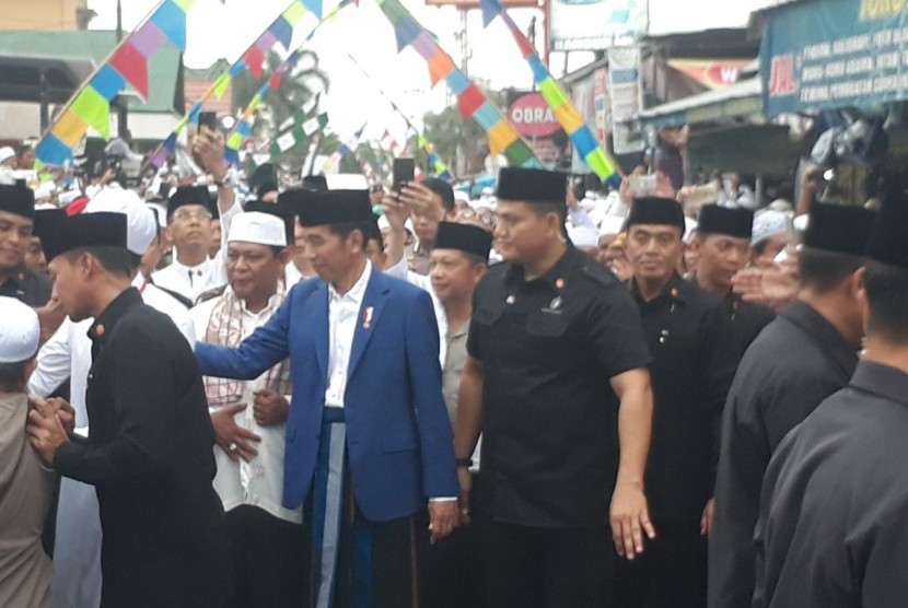 President Joko Widodo (Jokowi) attends the 13th death anniversary of Kiai Haji Muhammad Zaini Bin Abdul Ghani or Abah Guru Sekumpul at Kelurahan Sekumpul, Banjar district, South Kalimantan, on Sunday (March 24).