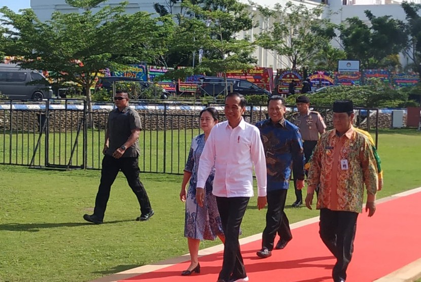 Presiden Joko Widodo (Jokowi) menghadiri peringatan Hari Pers Nasional (HPN) 2020 di kompleks kantor pemerintah Provinsi Kalimantan Selatan, Sabtu (8/2).