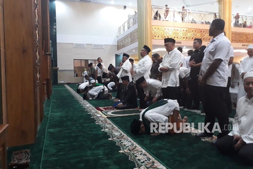 Presiden Joko Widodo (Jokowi) mengikuti salat tarawih bersama di Masjid Islamic Center, Kabupaten Indramayu, Rabu (6/6). 