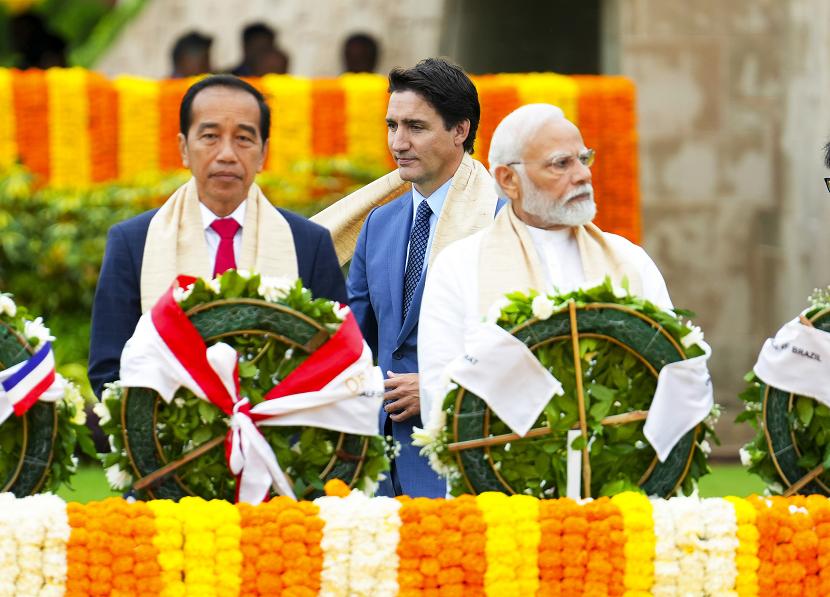 Presiden Joko Widodo (Jokowi) mengunjungi Mahatma Gandhi Samadhi di Rajghat, New Delhi, India, Ahad (10/9/2023).