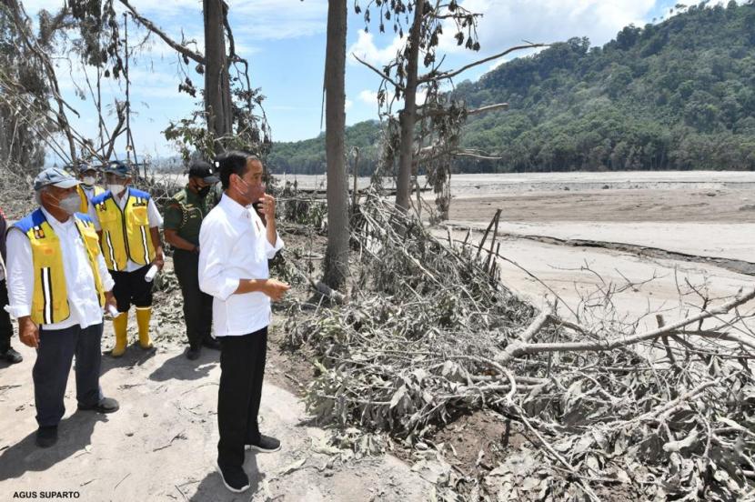 Presiden Joko Widodo (Jokowi) meninjau korban erupsi Gunung Semeru di Kabupaten Lumajang, Provinsi Jawa Timur, Selasa (7/12).