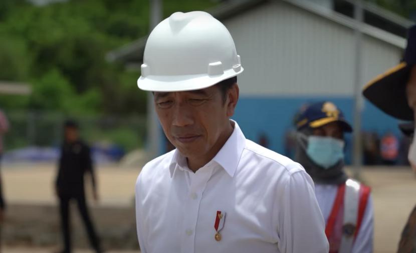  Presiden Joko Widodo (Jokowi) meninjau pembangunan Smelter (ilustrasi). Indonesia bisa menjadi negara maju jika mampu mengintegrasikan semua smelter dan industri.