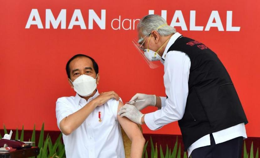 Presiden Joko Widodo (Jokowi) divaksin oleh Wakil Ketua Dokter Kepresidenan, Prof Habib Abdul Muthalib Al-Jufri, Muthalib.