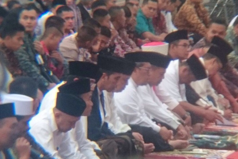 Presiden Joko Widodo (Jokowi) menunaikan ibadah Shalat Idul Adha 1438 H di Lapangan Merdeka Kota Sukabumi, Jawa Barat, Jumat (1/9). 