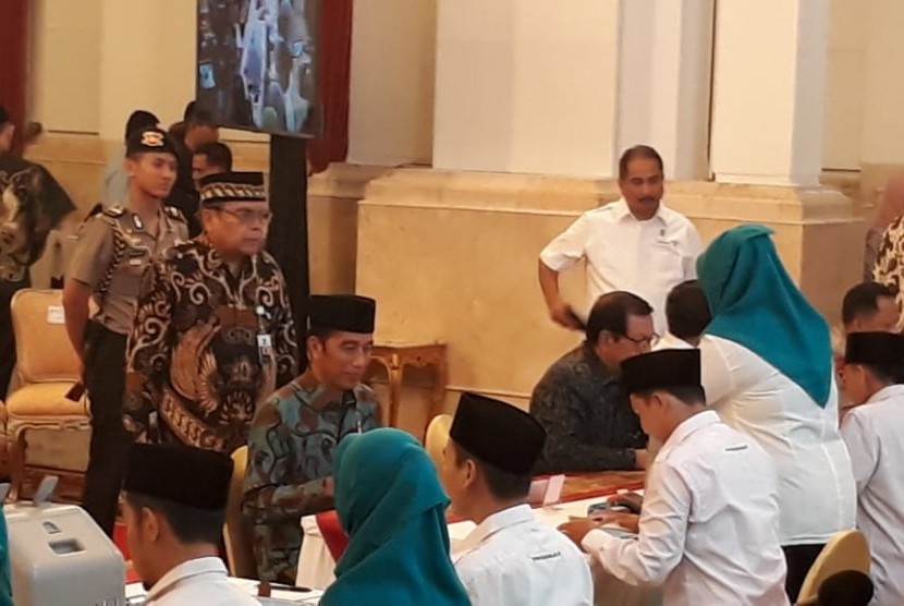 Presiden Joko Widodo (Jokowi) menyalurkan zakatnya melalui Badan Amil Zakat Nasional (Baznas) yang membuka layanan pembayaran zakat di Istana Negara, Jakarta, Kamis (16/5). 