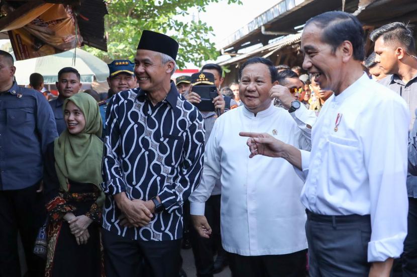 Presiden Joko Widodo (Jokowi) menyapa pedagang dan warga di Pasar Tradisional Grogolan Baru, Kelurahan Landungsari, Kota Pekalongan, Jateng, Selasa (29/8/2023).  