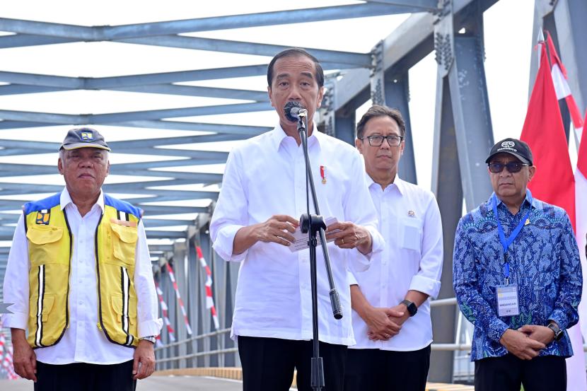 Presiden Joko Widodo (Jokowi) meresmikan duplikasi Jembatan Kapuas 1 di Kota Pontianak, Kalbar, Kamis (21/3/2024).