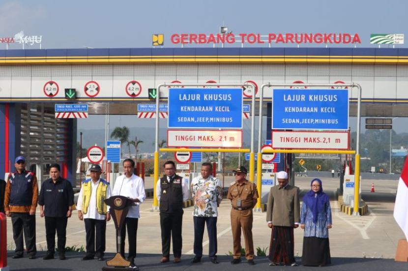 Presiden Joko Widodo (Jokowi) meresmikan Jalan Tol Ciawi-Sukabumi ruas Cigombong-Cibadak. Presiden Jokowi pernah terjebak macet hingga 6 jam di jalur Bogor-Sukabumi.