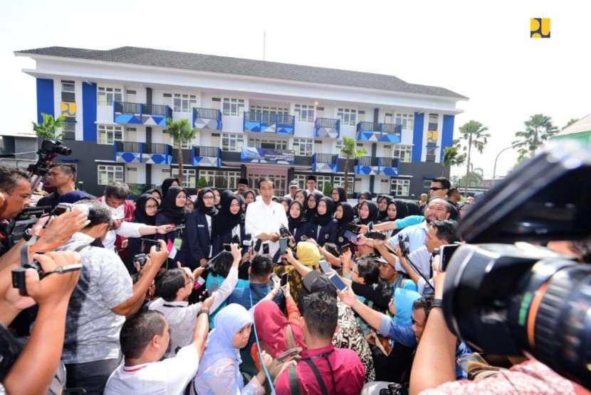 Presiden Joko Widodo (Jokowi) meresmikan sekaligus tiga Rumah Susun (Rusun) di Kabupaten Tulungagung, Jawa Timur, tepatnya di STKIP PGRI, Jumat (4/1). 