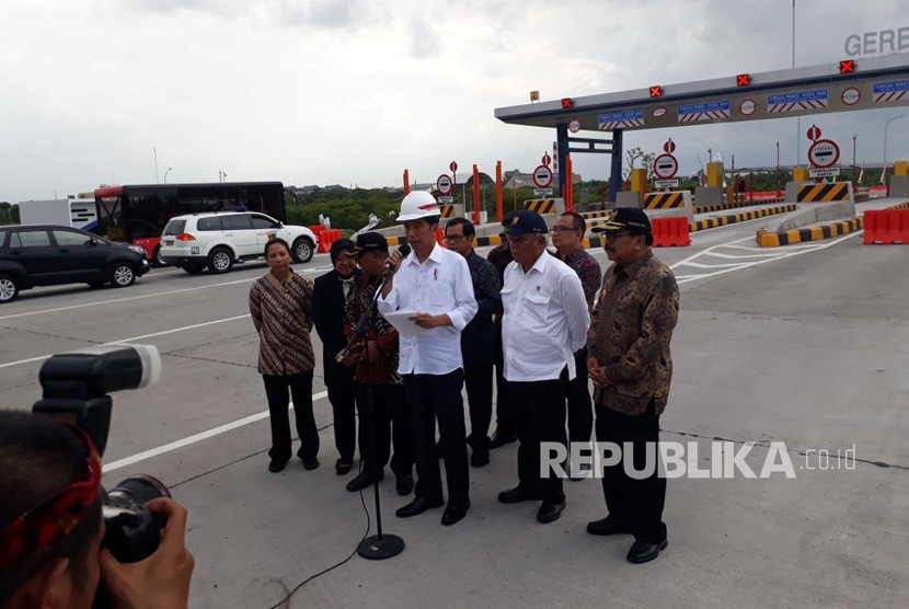Presiden Joko Widodo (Jokowi) meresmikan Tol Surabaya-Mojokerto (Sumo) seksi IB, II, dan III pada Selasa (19/12). Seremonial peresmian dilakukan Jokowi dengan penekana tombil sirine dan penandatanganan prasasti, di gerbang Tol Warugunung.