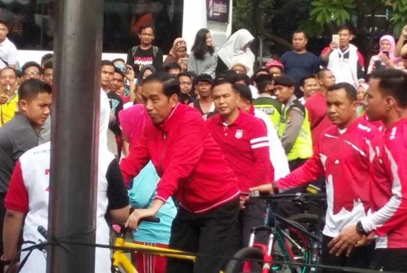 Presiden Joko Widodo (Jokowi) pagi ini mengayuh sepedanya dari Istana Merdeka menuju lokasi penyerahan sertifikat hak atas tanah di Lapangan Park&Ride; Jalan MH Thamrin, Jakarta Pusat, Ahad (20/8). 