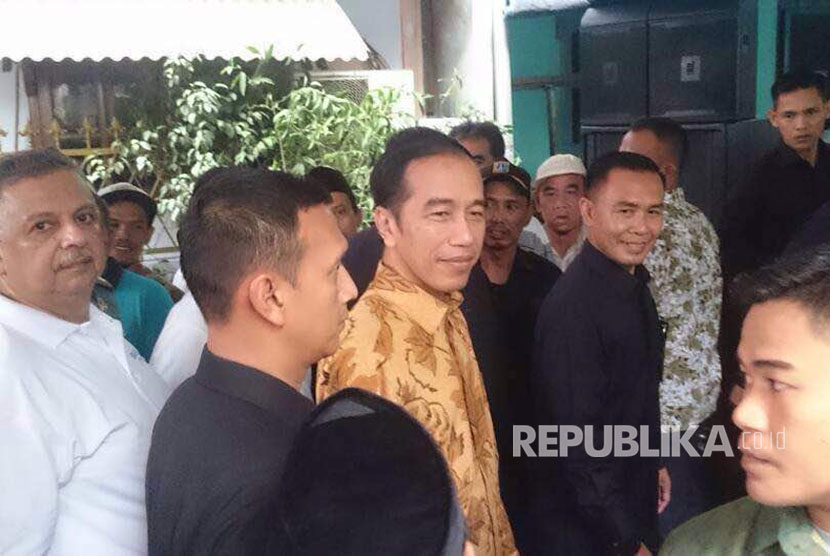 Presiden Joko Widodo (Jokowi) pagi ini turut membagikan paket Ramadhan di Masjid Mubarok, Jalan Rawa Bebek, Penjaringan, Jakarta Utara, Selasa (13/6). 