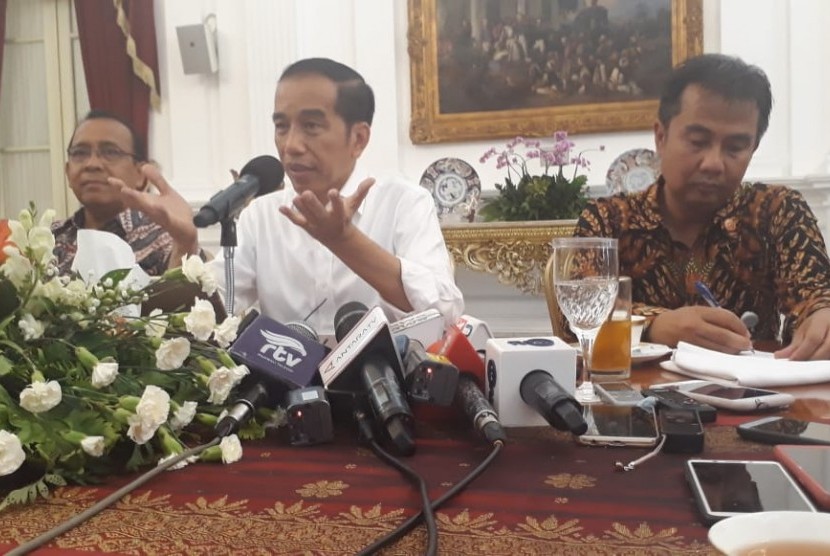 Presiden Joko Widodo (Jokowi) saat berbincang dengan awak media Istana di Istana Merdeka.