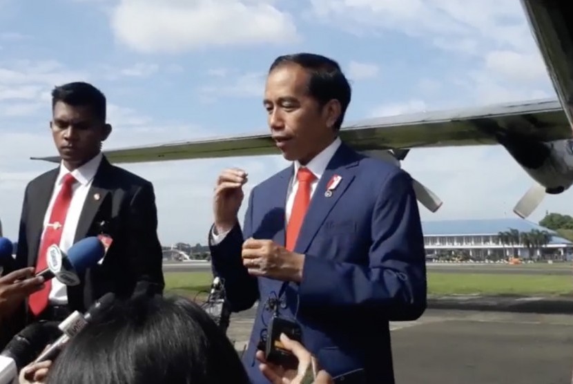 Presiden Joko Widodo (Jokowi) saat melepas bantuan untuk pengungsi Rohingya di bandara Halim Perdana Kusuma, Jakarta Timur.