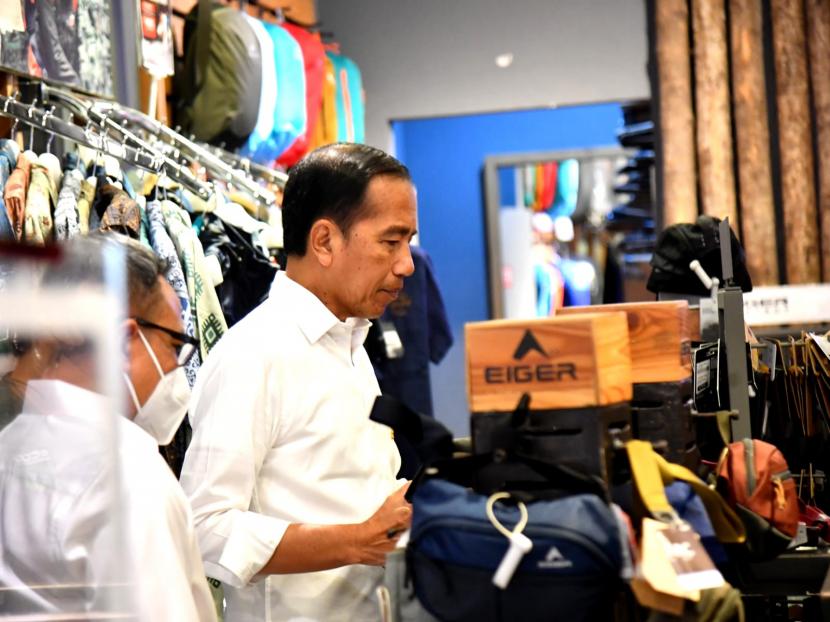 Presiden Joko Widodo (Jokowi) saat mengecek aktivitas perekonomian. Presiden Joko Widodo (Jokowi) meminta Otoritas Jasa Keuangan (OJK) lebih memberikan dukungannya terhadap sektor UMKM. Ia mengingatkan, sektor UMKM merupakan salah satu kekuatan ekonomi bagi Indonesia.