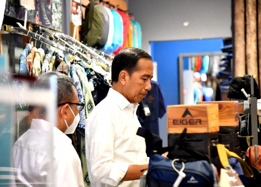 Presiden Joko Widodo (Jokowi) saat mengecek aktivitas perekonomian usai kebijakan PPKM di Indonesia dicabut. Presiden Joko Widodo (Jokowi) kembali mengunjungi pusat perbelanjaan untuk melihat aktivitas perekonomian usai pencabutan kebijakan pemberlakukan pembatasan kegiatan masyarakat (PPKM) dua pekan lalu.