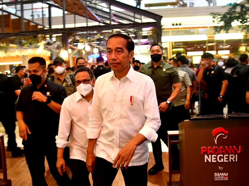 Presiden Joko Widodo (Jokowi) saat mengecek aktivitas perekonomian usai kebijakan PPKM di Indonesia dicabut. Kali ini, Jokowi mengunjungi pusat perbelanjaan Kota Kasablanka (Kokas), Jakarta, Kamis (12/1) malam.