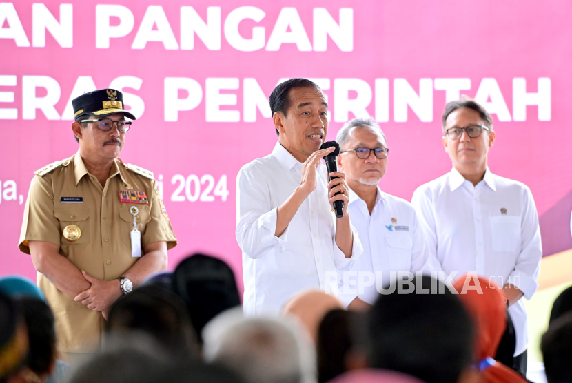 Presiden Joko Widodo (Jokowi) saat meninjau penyaluran bantuan pangan cadangan beras pemerintah (CBP)
