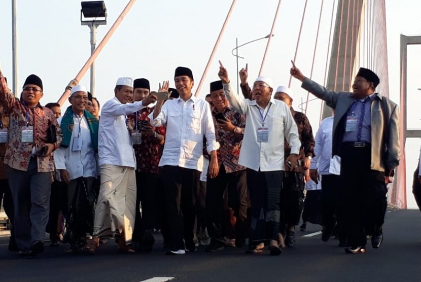 Presiden Joko Widodo (Jokowi) saat meresmikan pembebasan tarif tol Jembatan Suramadu di Jawa Timur, Sabtu (27/10). 