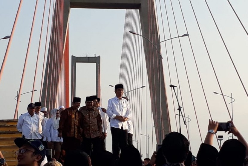 Presiden Joko Widodo (Jokowi) saat meresmikan pembebaskan tarif tol Jembatan Suramadu di Jawa Timur, Sabtu (27/10). 