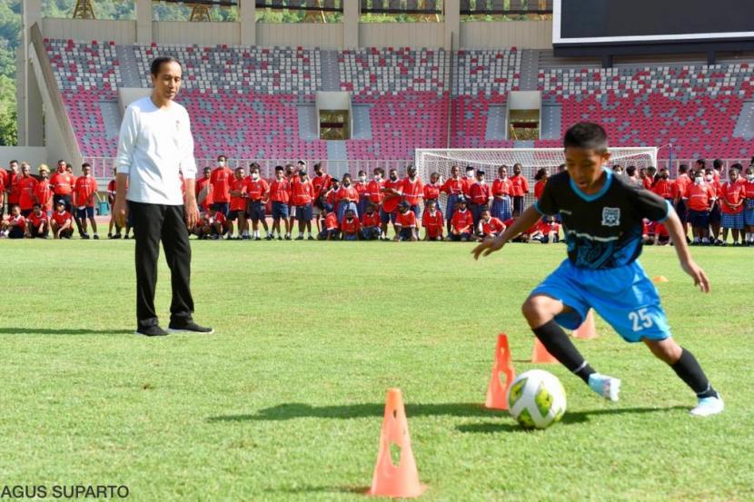 Presiden Joko Widodo (Jokowi) saat peluncuran Papua Football Academy (PFA) di Stadion Lukas Enembe, Sentani, Kabupaten Jayapura, Provinsi Papua, Rabu (31/8/2022).