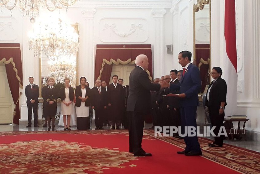 President Joko Widodo (Jokowi) receives credentials of 11 Ambassadors Extraordinary and Plenipotentiary (LBBP) at the Merdeka Palace, Jakarta, on Wednesday (April 4).