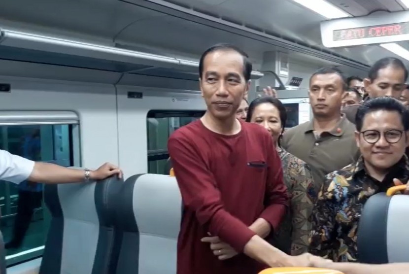 Presiden Joko Widodo (Jokowi) secara langsung meresmikan pengoperasian kereta Bandara Soekarno-Hatta (Soetta).