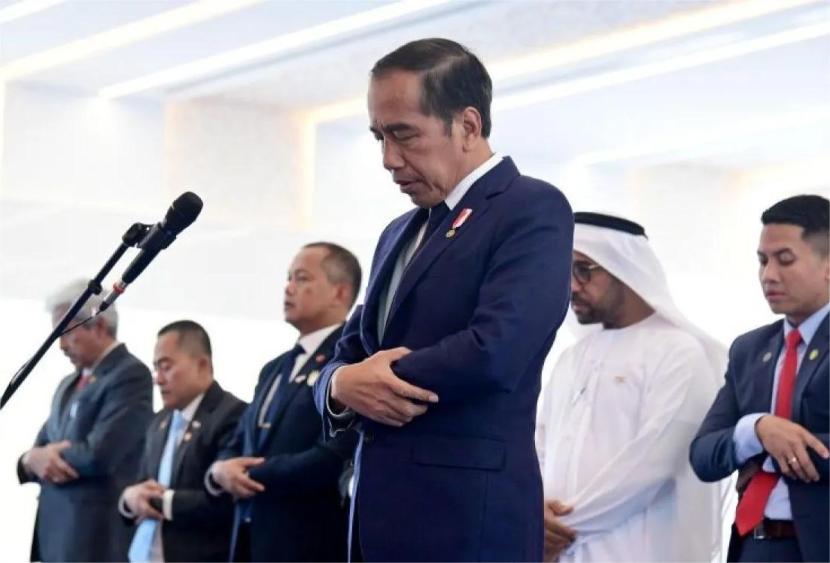 Presiden Joko Widodo (Jokowi) sholat di  Masjid Presiden Joko Widodo di sela kunjungan kenegaraan di Abu Dhabi, Uni Emirat Arab (UEA) pada Rabu (17/7/2024).