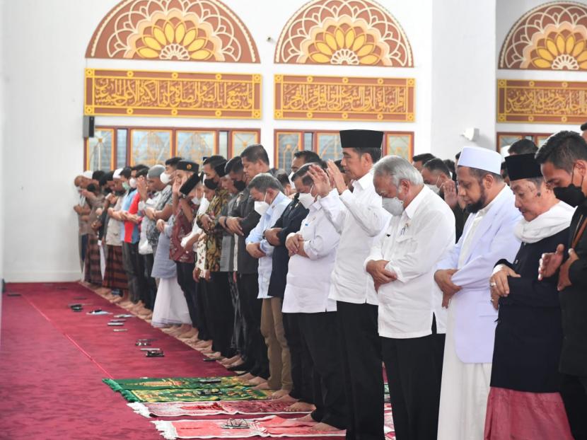 Sholat Jumat dalam Sejarah. Foto: Presiden Joko Widodo (Jokowi) sholat Jumat di Masjid Ahmad Yani, Manado, Sulawesi Utara, Jumat (20/1/2023).