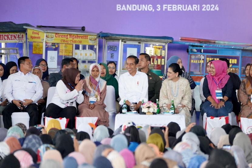 Presiden Joko Widodo (Jokowi) temui 5000 nasabah Mekaar di Dome Sabilulungan, Jawa Barat.