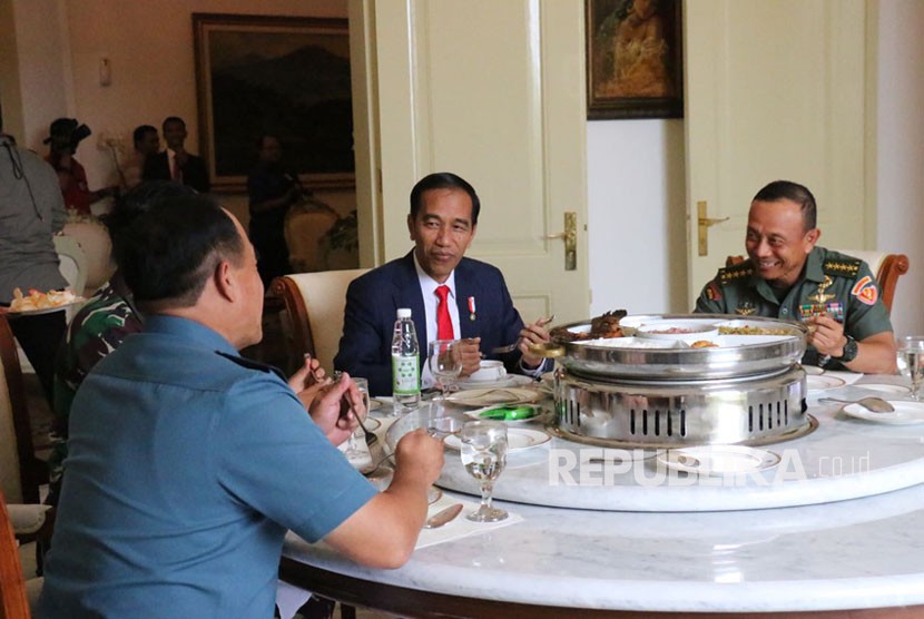 President Joko Widodo (center) enjoys lunch with TNI chief Marshal Hadi Tjahjanto, Army chief and Navy chief. 