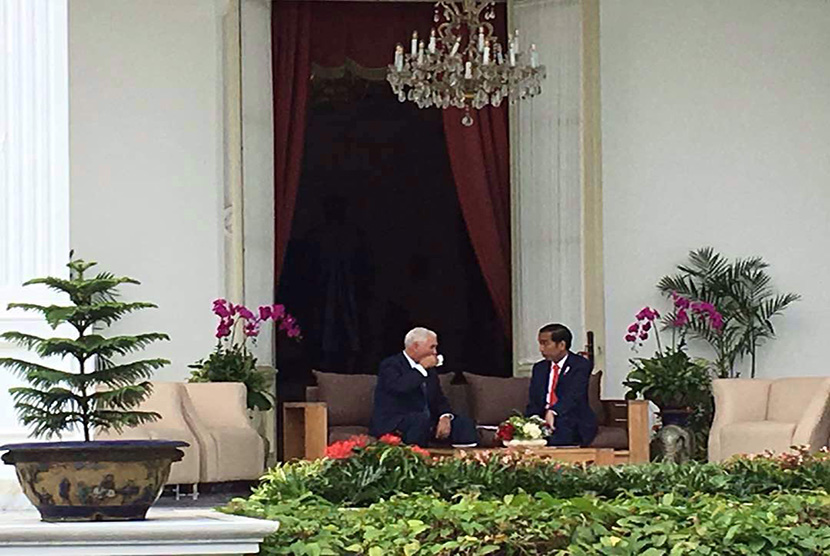 Presiden Joko Widodo (Jokowi) tengah melakukan perbincangan bersama Wakil Presiden Amerika Serikat Michael Richard Pence di beranda Istana Negara, Kamis (20/4).    