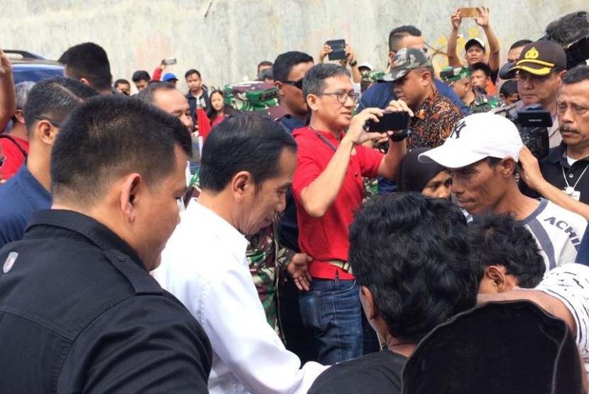 Presiden Joko Widodo (Jokowi) tiba di Lapangan Ahmad Yani, Desa Labuan, Kecamatan Labuan, Kabupaten Pandeglang, Banten, Senin (24/12) sekitar pukul 09.45 WIB. Jokowi tiba dengan menaiki helikopter.